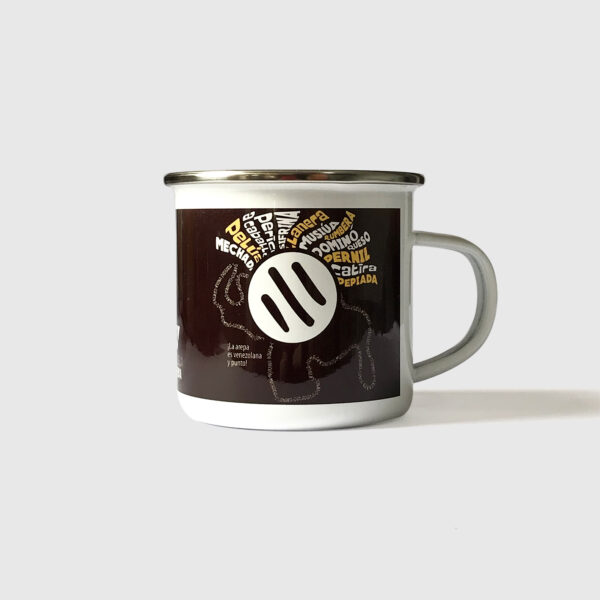 Taza de Peltre. <br/> Arepa Xtrema blanca fondo marrón